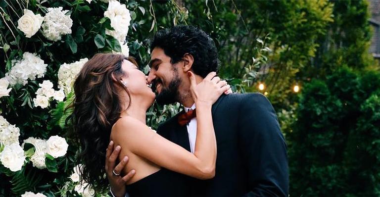 Cadê a lingerie? Thaila Ayala aparece com fenda arrasadora e rouba a cena em casamento