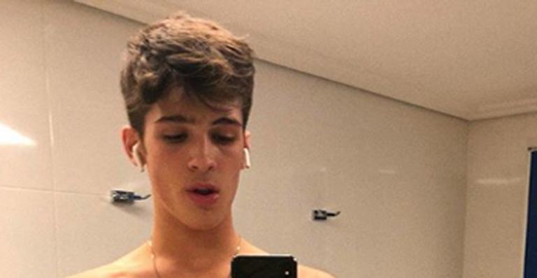 João Guilherme Ávila aparece sem camisa e choca fãs ao exibir corpo musculoso