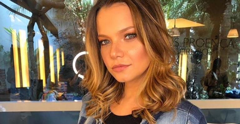 Milena Toscano mostra a lembrancinha de maternidade do filho recém-nascido