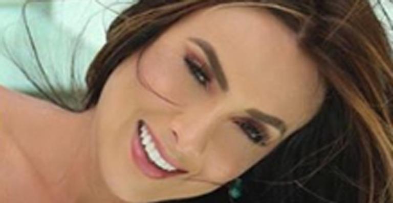 Exagerou? Nicole Bahls posa de biquíni e fãs apontam exagero nos retoques: ”Parece de cera”