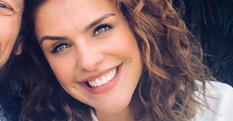 Vingou! Paloma Bernardi volta a aparecer agarradinha com ator e fãs festejam casal