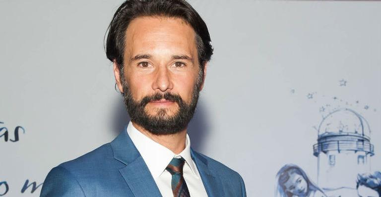 Rodrigo Santoro exibe novo visual ‘’grisalho’’ e choca os fãs