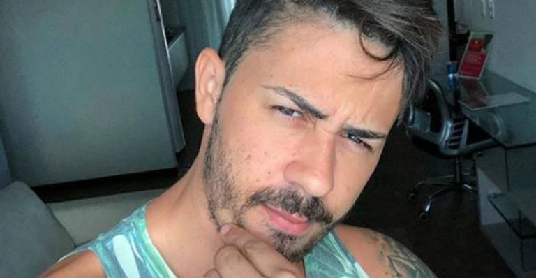 Carlinhos Maia posa com jatinho avaliado em R$1 milhão e desabafa: ”Jamais desacredite”