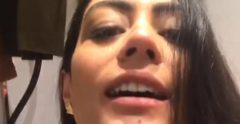 Com filha pequena, Carol Castro se desdobra e aparece retirando o próprio leite no camarim
