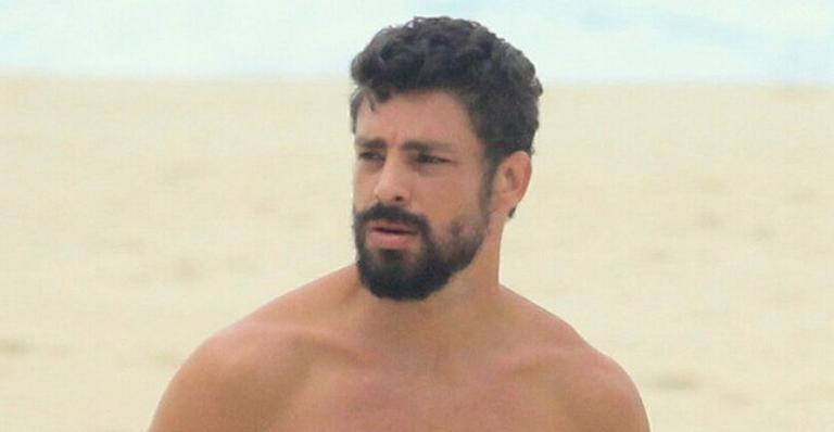 Solteiríssimo, Cauã Reymond corre nas areias de Ipanema e exibe corpo definido