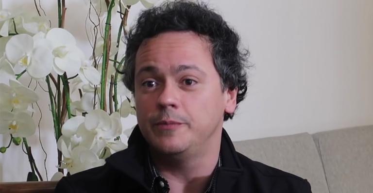 Danton Mello se emociona ao relembrar acidente que o deixou entre a vida e a morte: ”Resisti por pouco”