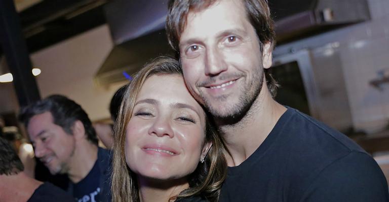 Em clique raro, Adriana Esteves e Vladimir Brichta posam ao lado do caçula, Vicente