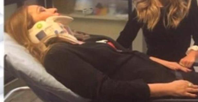 Sonia Abrão aparece deitada em uma maca usando um colar cervical em programa de TV