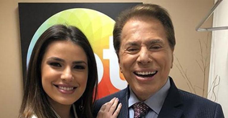 Envolvida em polêmica, Thais Melchior posa com Silvio Santos e agradece