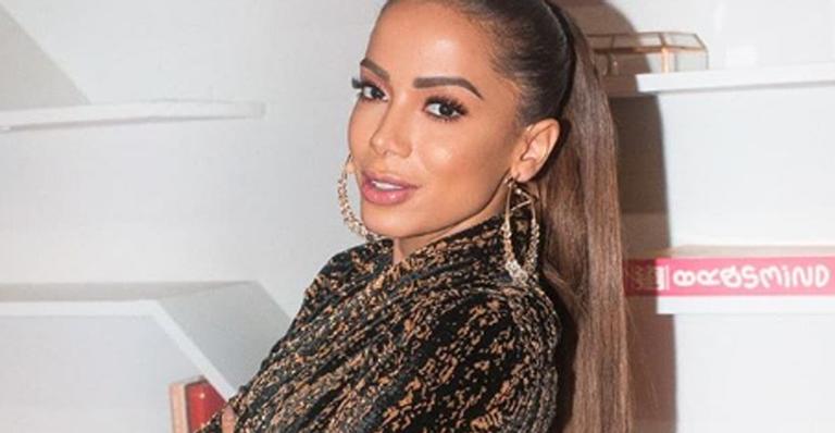 Solteríssima, Anitta curte noite de balada nos EUA e posa agarradinha com DJ internacional