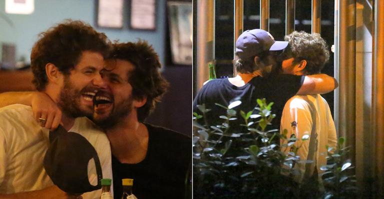 Gil Coelho e Maurício Destri são flagrados trocando carinhos em momento íntimo