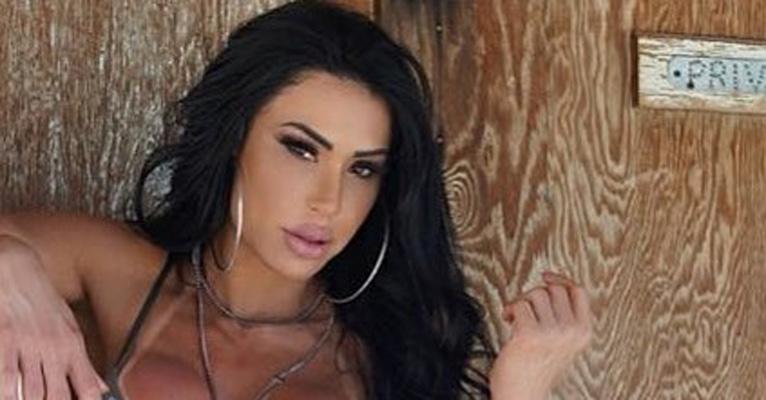Gracyanne Barbosa come marmita fitness em voo internacional e desabafa: ”Vergonha’’