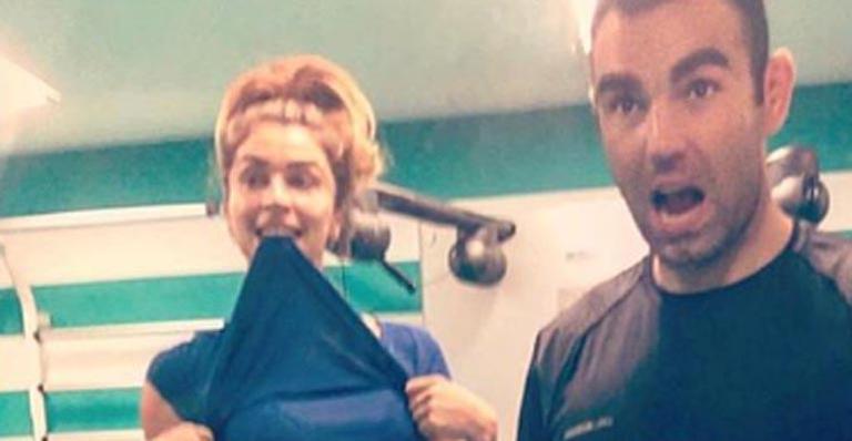Grazi Massafera surpreende ao exibir a barriga tanquinho após treino