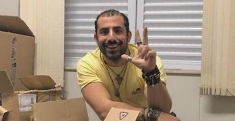 Kaysar Dadour mostra os presentes que ganhou dos fãs para a família: ”Contagem regressiva”