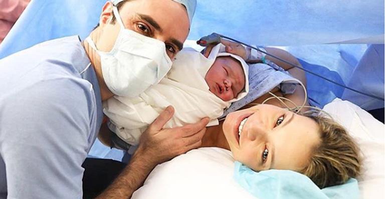 Milena Toscano deixa a maternidade com o filho recém-nascido