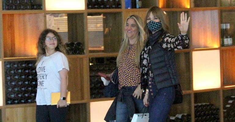 Com máscara, Ana Furtado curte passeio com a filha no Rio