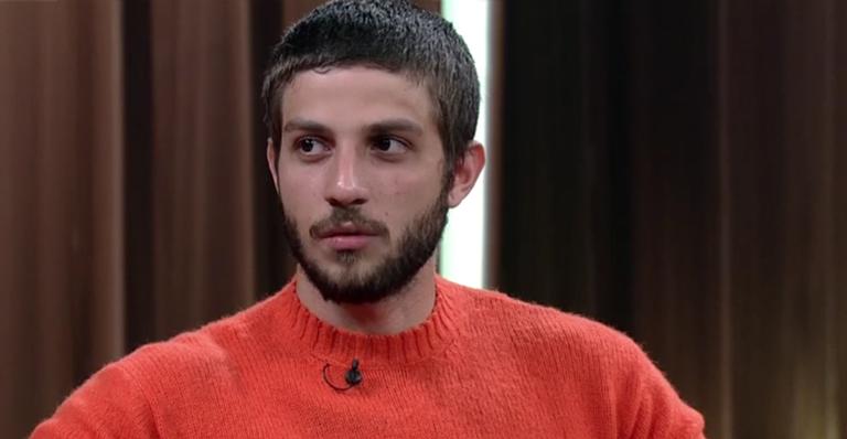 Chay Suede confessa timidez, lado feminino e conta origem de seu nome verdadeiro