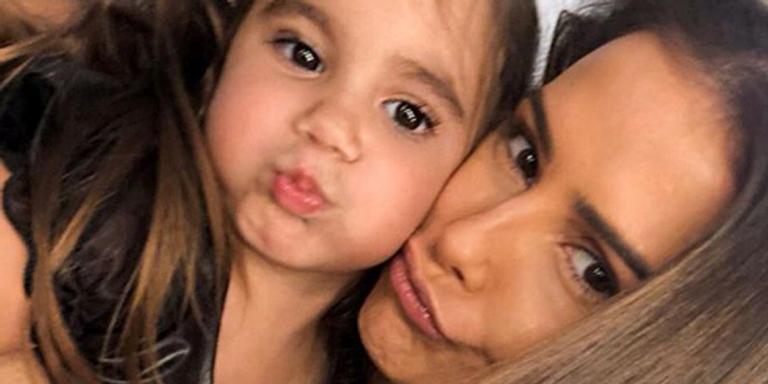 Deborah Secco recebe a filha nas gravações de Segundo Sol