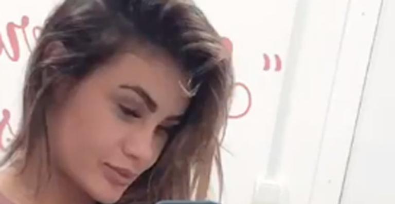 Bailarina rejeitada na ‘Dança dos Famosos’ posa com calcinha micro e choca seguidores