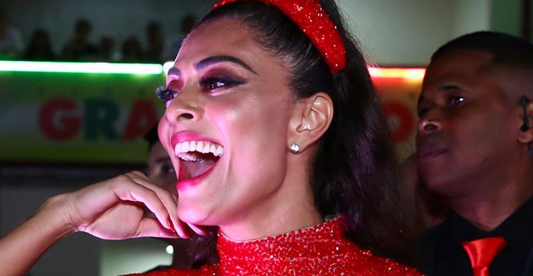 Juliana Paes mostra corpo perfeito e cai no samba com vestido curtíssimo