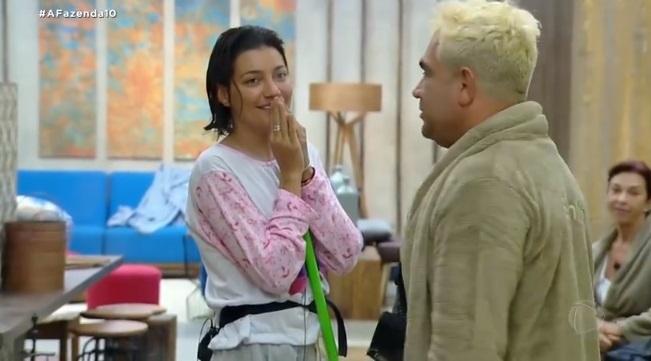 ‘A Fazenda’: Vida Vlatt se revolta com punição e detona Gabi Prado