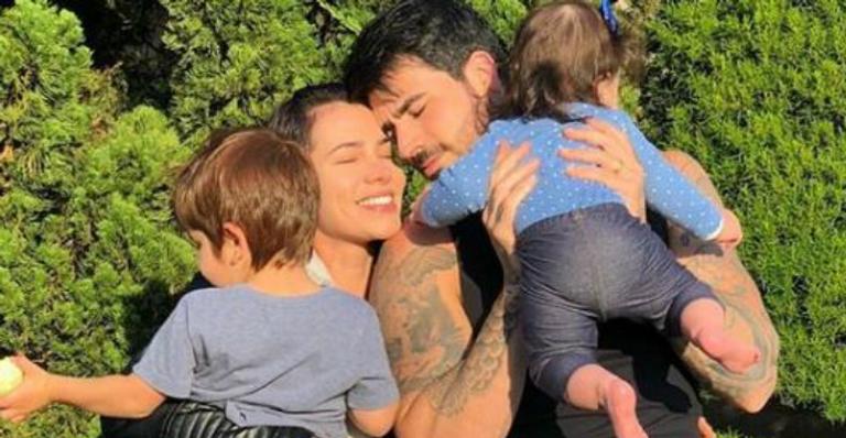Adriana Sant’Anna e Rodrigão flagram filho mais velho dando banho na caçula, de 8 meses