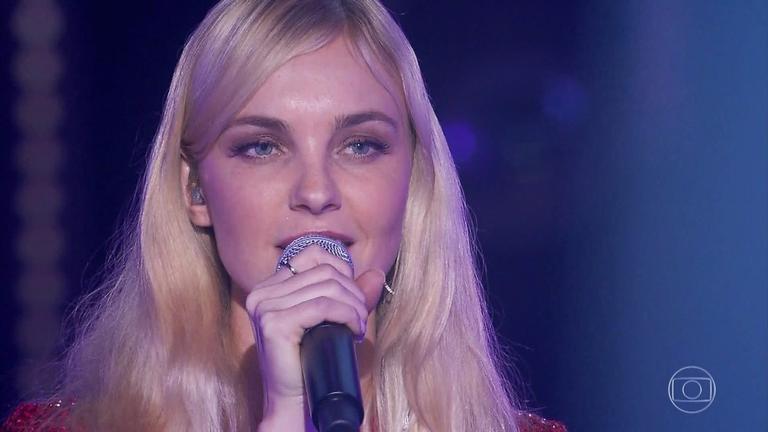 Carol Trentini conquista o carinho do público no PopStar