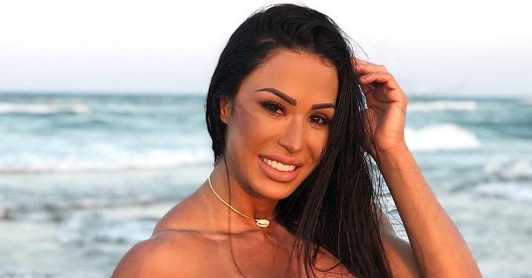 Gracyanne Barbosa posa de biquininho de oncinha e fãs não aguentam: ‘’Exageradamente perfeita’’