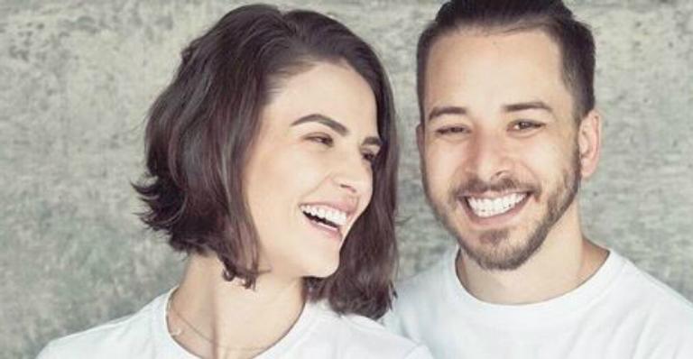 Na praia, Junior Lima encanta fãs em clique raro ao lado da esposa e do filho, Otto: ”Família”