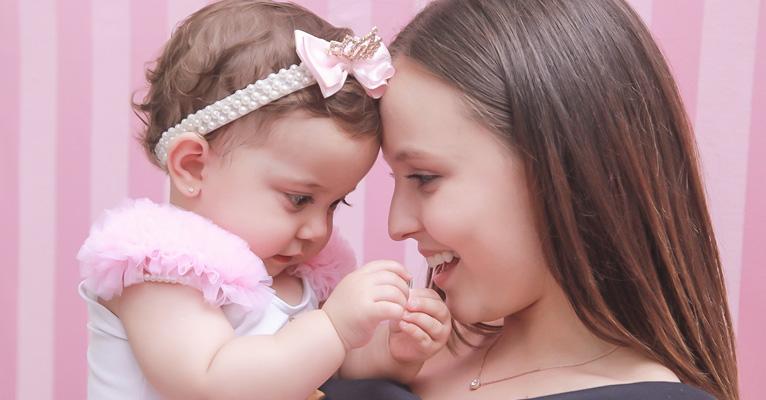 Fofura! Larissa Manoela celebra o primeiro aniversário da afilhada, Antonella