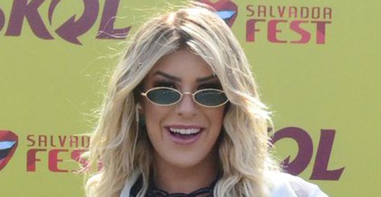 Separada de Leo Santana, ex-bailarina do Faustão deixa biquíni à mostra em look transparente