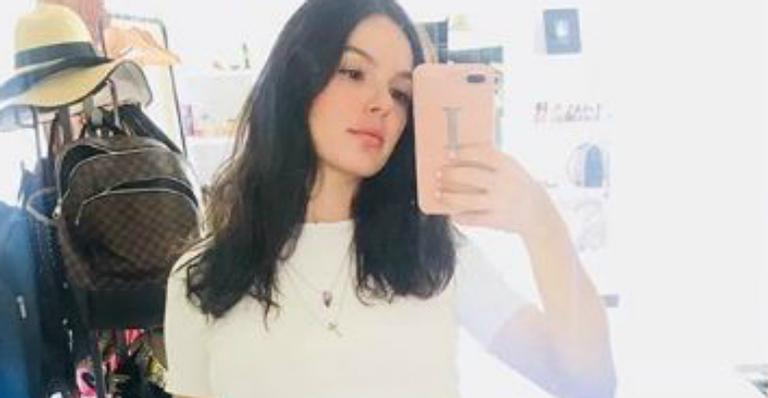 No oitavo mês de gestação, Isis Valverde usa vestidinho e mostra o barrigão: ”Agora falta pouco”