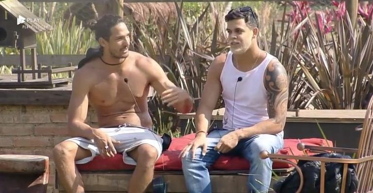 A Fazenda: João Zoli se aproxima de Caique Aguiar e traça plano para fora da casa
