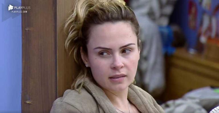 A Fazenda: Ana Paula Renault critica o médico do programa