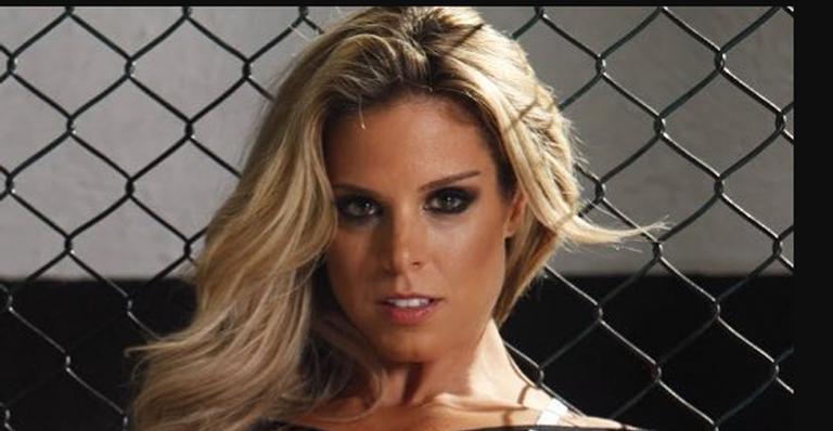 Bailarina demitida do Faustão posa sexy e manda recado: ”Sou fã das voltas que o mundo dá”
