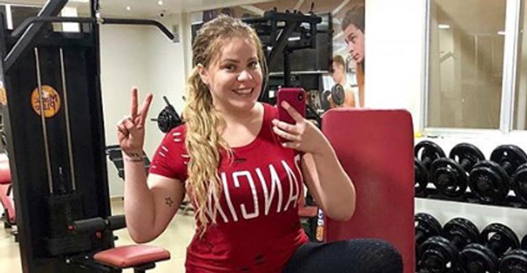 Ex-BBB Paulinha Leite surpreende ao mostrar antes e depois de secar 15 kg