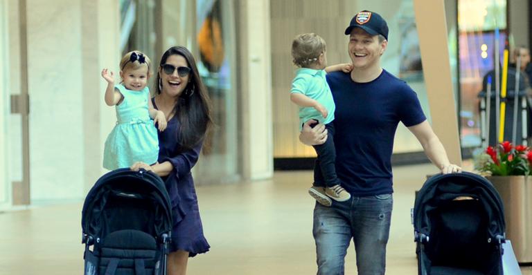 Thais Fersoza e Michel Teló curtem passeio com os filhos, Melinda e Teodoro