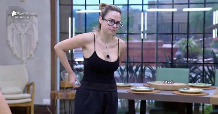 A Fazenda: Ana Paula Renault detona Sandro Pedroso após ele não lavar a louça