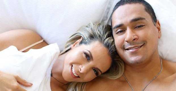 Oi? Fã se confunde, acusa Carla Perez de ter superado traição e leva fora