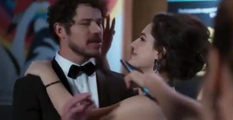 Fato inédito em novelas da TV Globo rouba a cena na estreia de ‘Espelho da Vida’