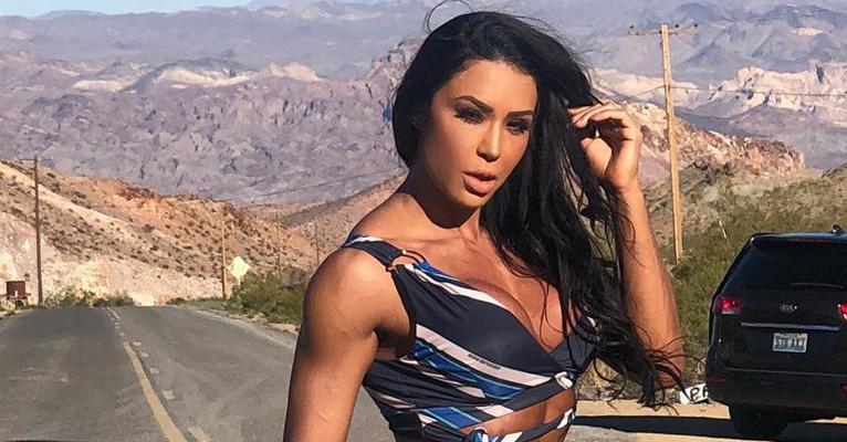 Gracyanne Barbosa posa no meio de estrada, mas bumbum fora do “normal” rouba a cena