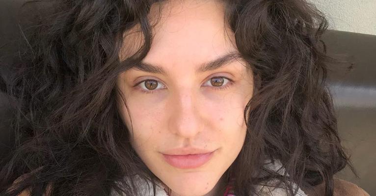 Kéfera não aguenta a emoção e chora sem parar em estreia de novela da Globo