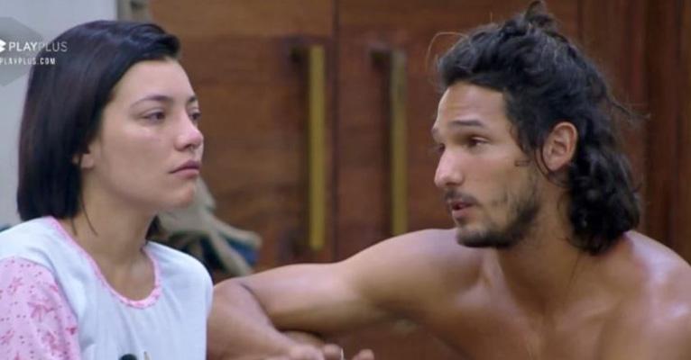 A Fazenda: Finalmente! Gabi Prado e João Zoli dão primeiro beijão