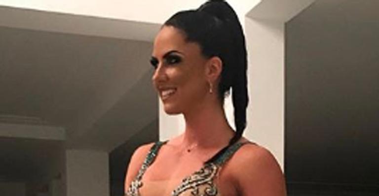 Graciele Lacerda abusa do decote para o casamento da enteada, Camilla Camargo