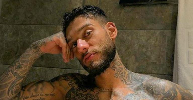 Lucas Lucco posa nu na banheira com a namorada e exalta corpo da loira