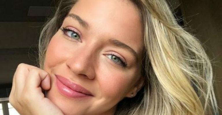 De vestido coladinho, Luma Costa exibe barriguinha de seis meses
