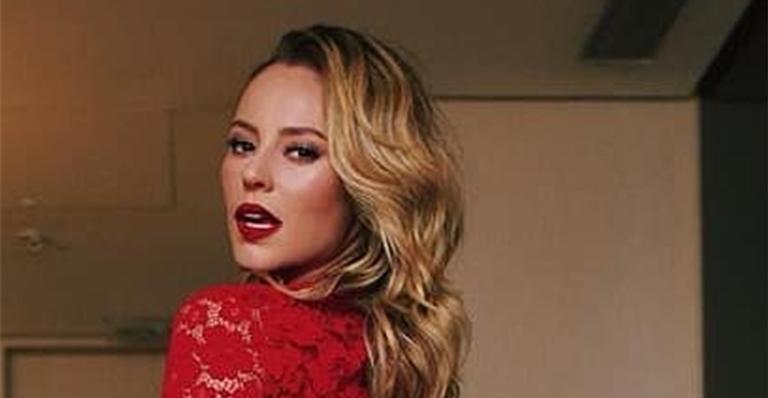 Paolla Oliveira surge delumbrante, roda o vestido e quase mostra demais