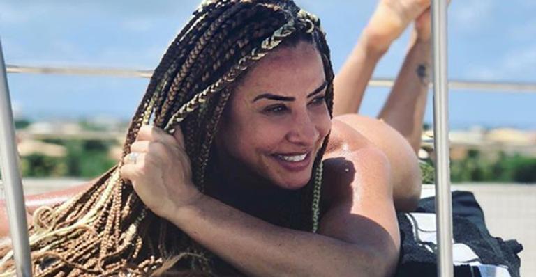 Curtindo dia de piscina, Scheila Carvalho posa ao lado do marido e da filha e se derrete: ”Meu bem maior!”
