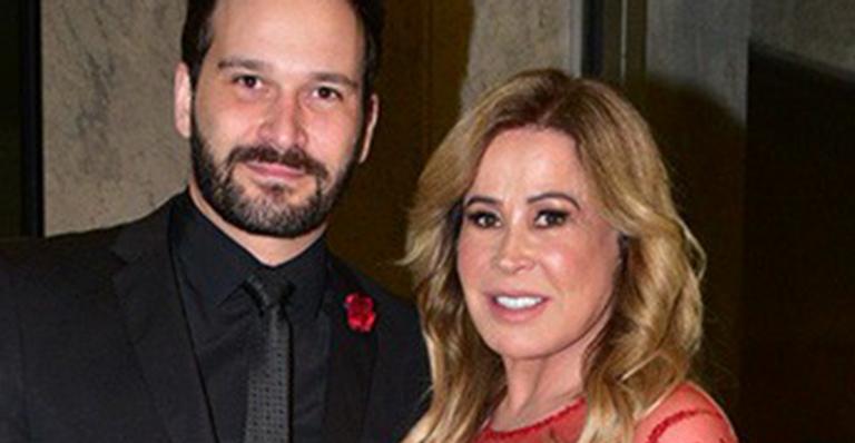 Zilu Camargo aparece deslumbrante ao lado do namorado no casamento da filha