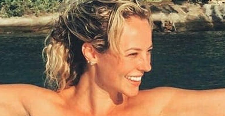 Sextou! Paolla Oliveira surge exibindo corpo perfeito em foto com biquíni branco tomara que caia